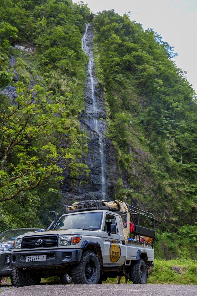 Cascade et 4x4 au pied de la falaise